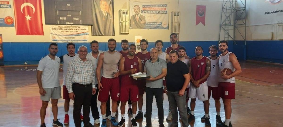 Nazilli Belediyespor Erkek Basketbol Takımı&rsquo;na tatlı s&uuml;rprizi