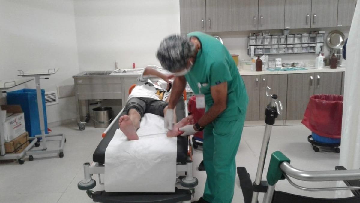 Ayağı yaralanan genci zabıta hastaneye yetiştirdi