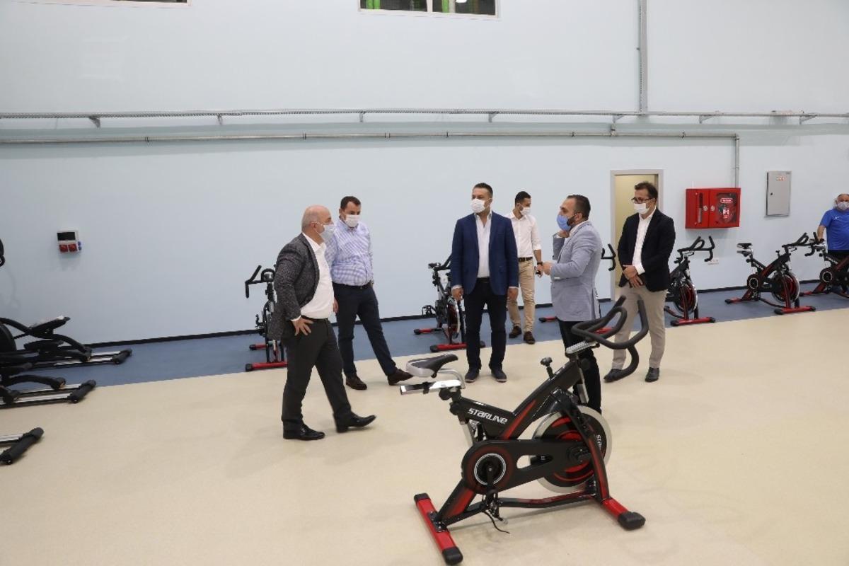 Anneler spora &ccedil;ocuklar oyuna