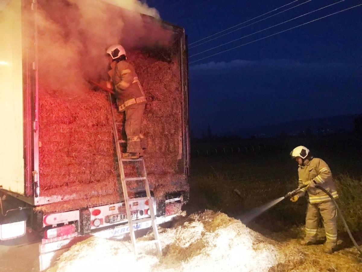 Benzinlikte saman y&uuml;kl&uuml; tır yandı