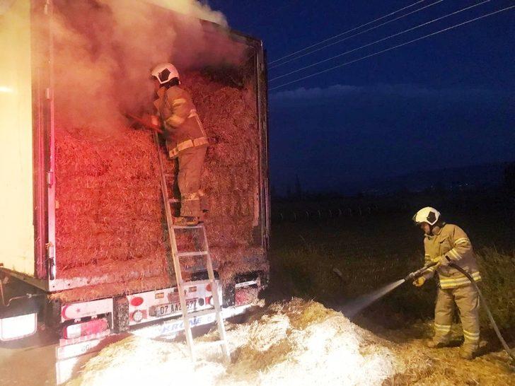 Benzinlikte saman yüklü tır yandı G1