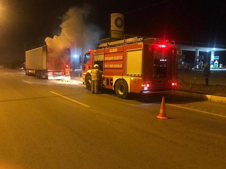 Benzinlikte saman yüklü tır yandı G2