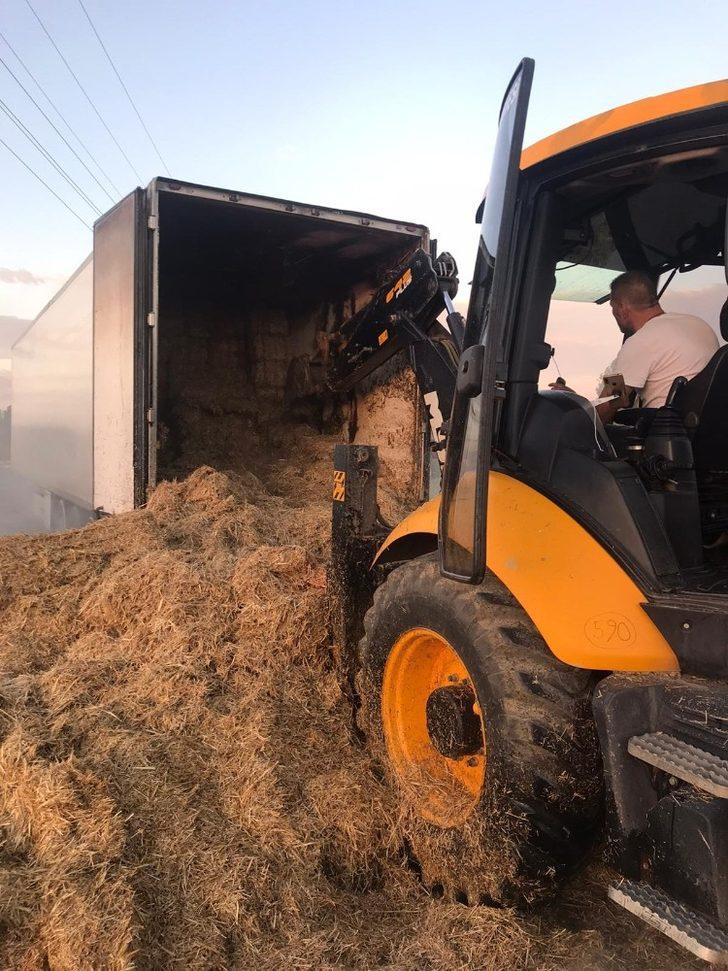 Benzinlikte saman yüklü tır yandı G4