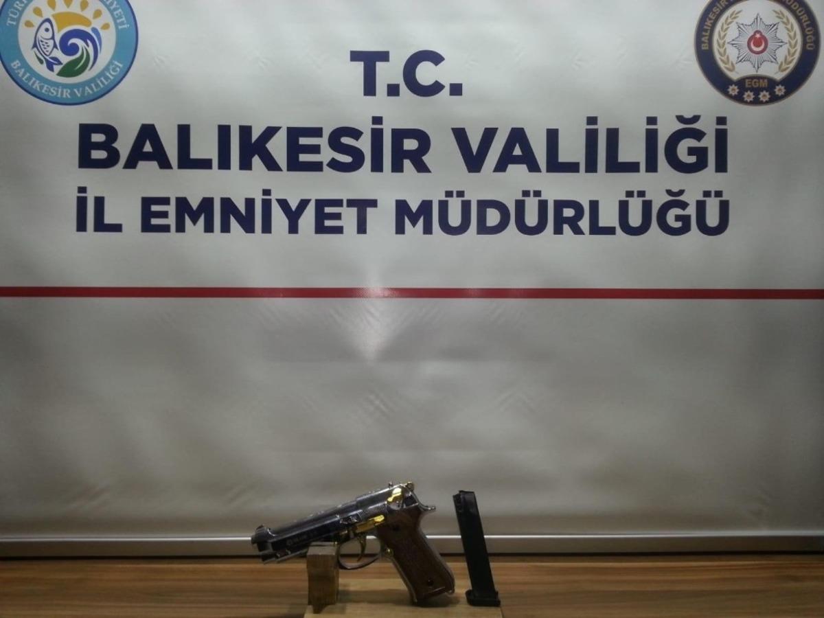 Polis aranan 22 şahsı yakalarken, 7 silah ele ge&ccedil;irdi