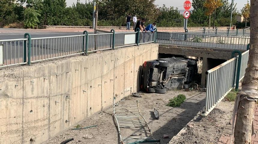 Direksiyon hakimiyeti kaybolan otomobil kanala u&ccedil;tu: 1 yaralı