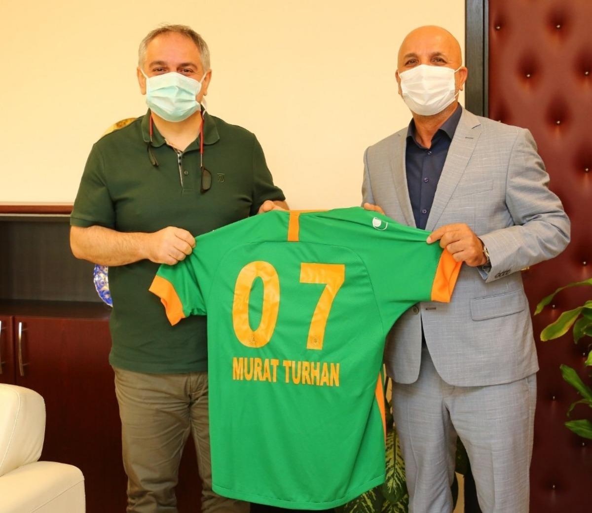 Aytemiz Alanyaspor Başkanı Hasan &Ccedil;avuşoğlu&rsquo;ndan Rekt&ouml;r &Ouml;zkan&rsquo;a forma