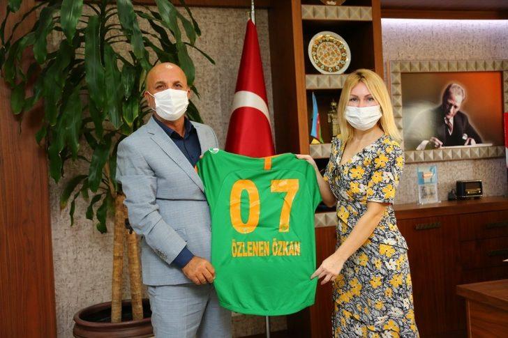 Aytemiz Alanyaspor Başkanı Hasan Çavuşoğlu’ndan Rektör Özkan’a forma G2