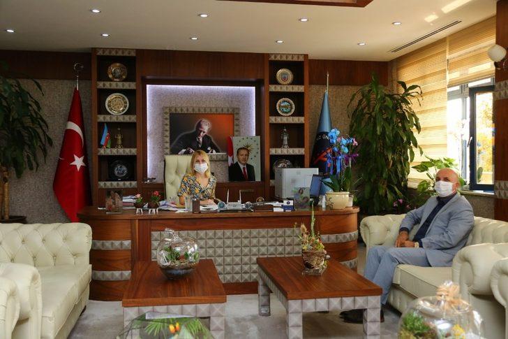 Aytemiz Alanyaspor Başkanı Hasan Çavuşoğlu’ndan Rektör Özkan’a forma G3