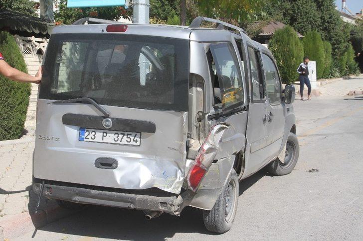 Elazığ’da hafif ticari araç ile otomobil çarpıştı:3 yaralı G2