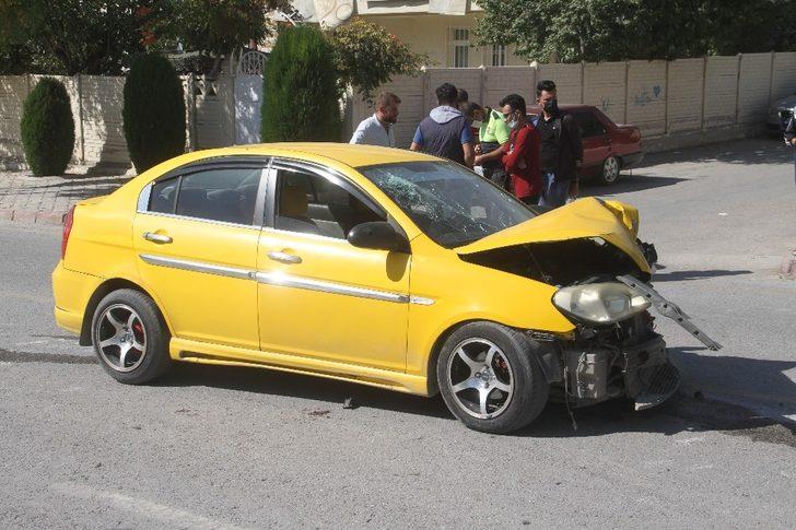 Elazığ’da hafif ticari araç ile otomobil çarpıştı:3 yaralı G3