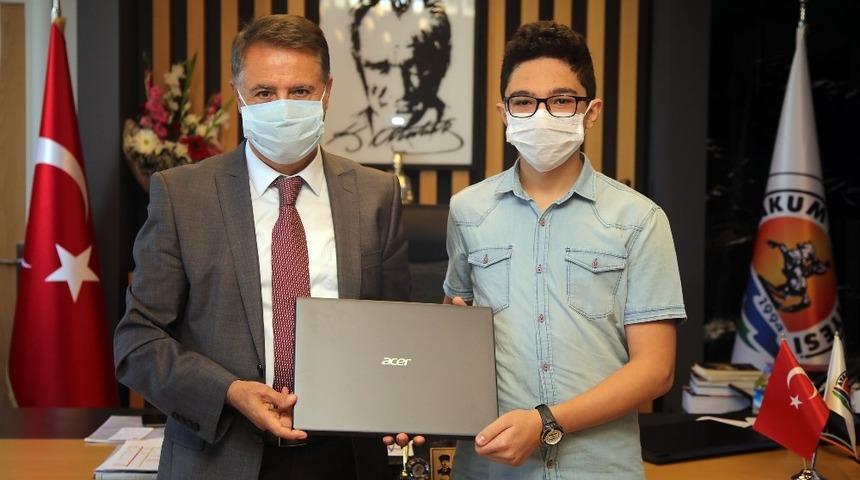 Başkan Deveci&rsquo;den LGS Samsun birincisine uzaktan eğitim desteği