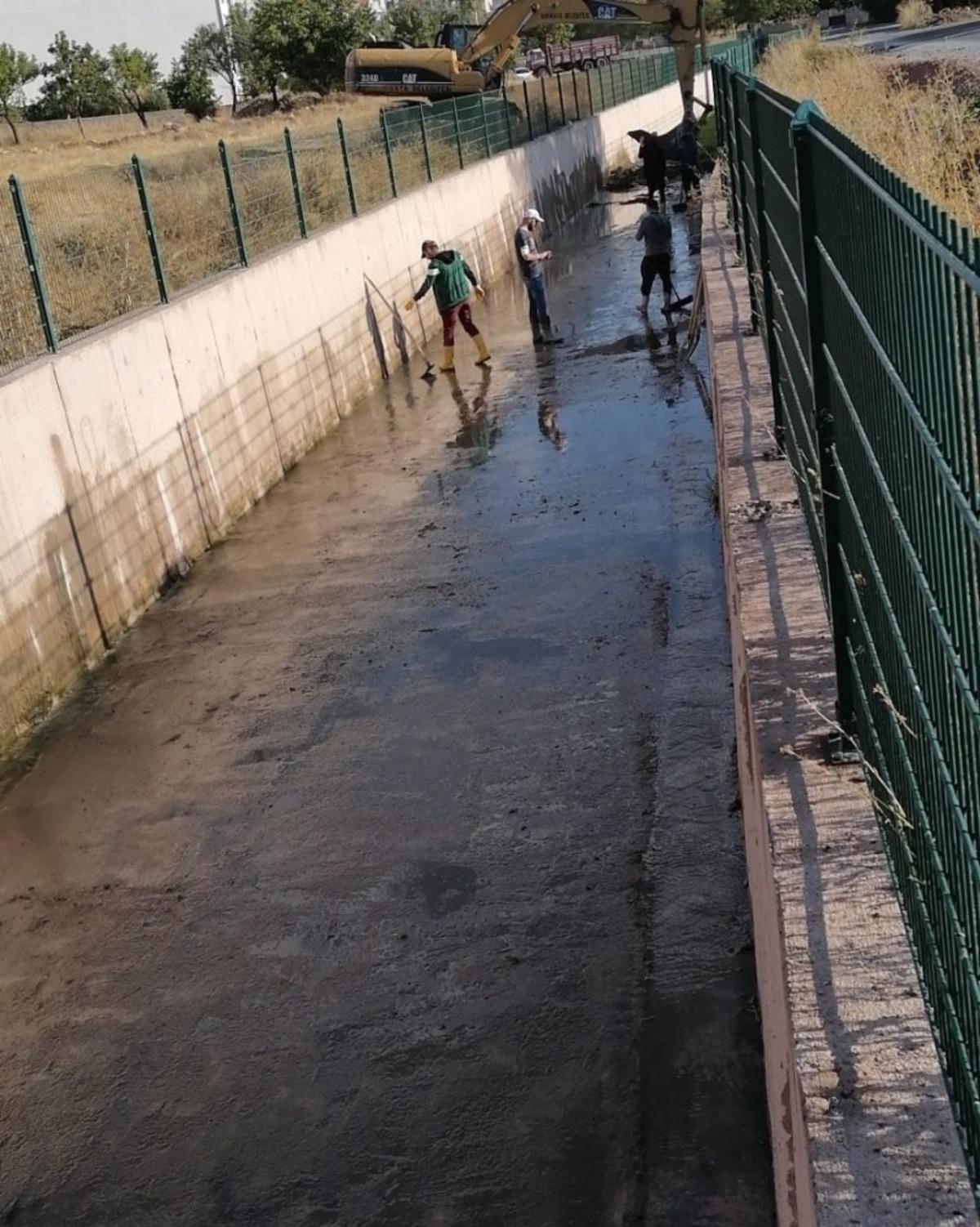 Taşkın sel suyu kanalları temizleniyor
