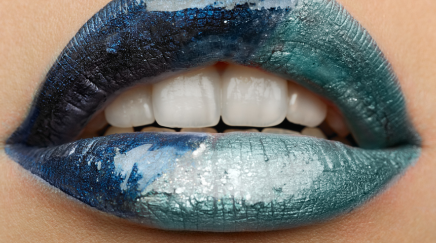 &Uuml;nl&uuml;ler i&ccedil;in kullanıyorlarmış! Dişlerinizi bembeyaz g&ouml;sterecek 6 makyaj hilesi