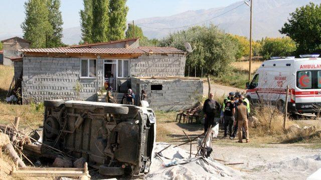 Şelaleden dönen 9 kişilik ailenin içerisinde bulunduğu araç şarampole uçtu: 2 yaralı