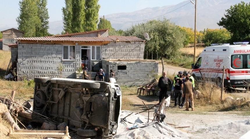 Şelaleden d&ouml;nen 9 kişilik ailenin i&ccedil;erisinde bulunduğu ara&ccedil; şarampole u&ccedil;tu: 2 yaralı