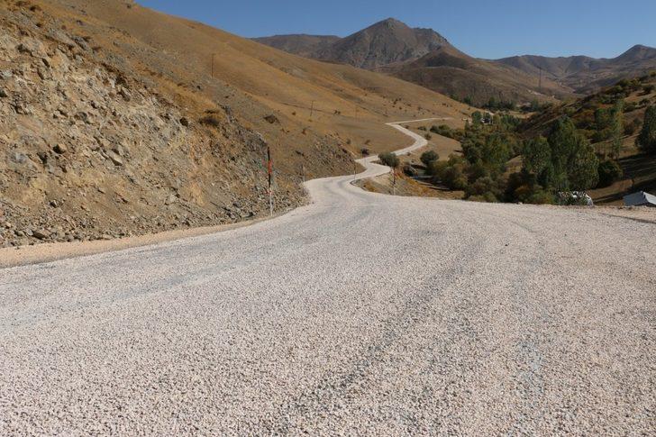 Erciş’te 13,5 kilometrelik grup yolunun asfalt çalışması tamamlandı G5