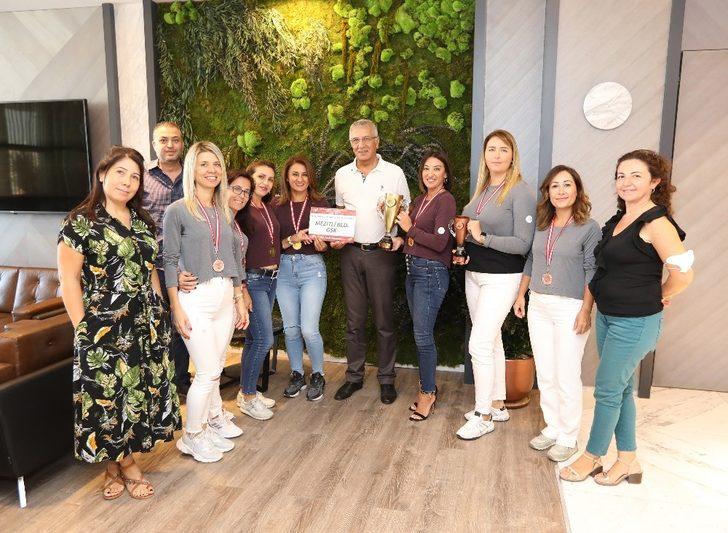 Mezitli Belediyesinin kadın tenisçileri Manavgat’tan şampiyonlukla döndü G3