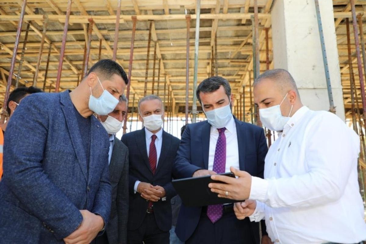 Başkan Şerifoğulları, yapımı s&uuml;ren projeleri yerinde inceledi