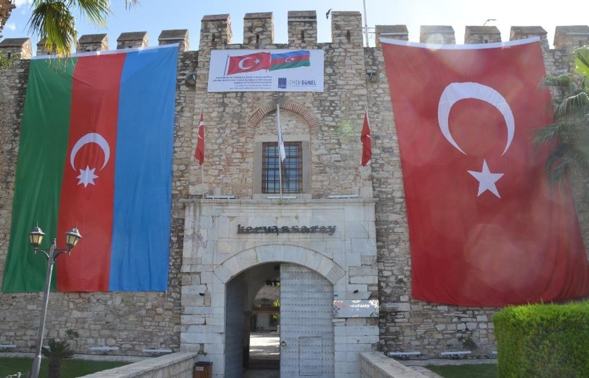 Kuşadası&rsquo;nda Kervansaray&rsquo;ı Azerbaycan bayrakları s&uuml;slemeye başladı