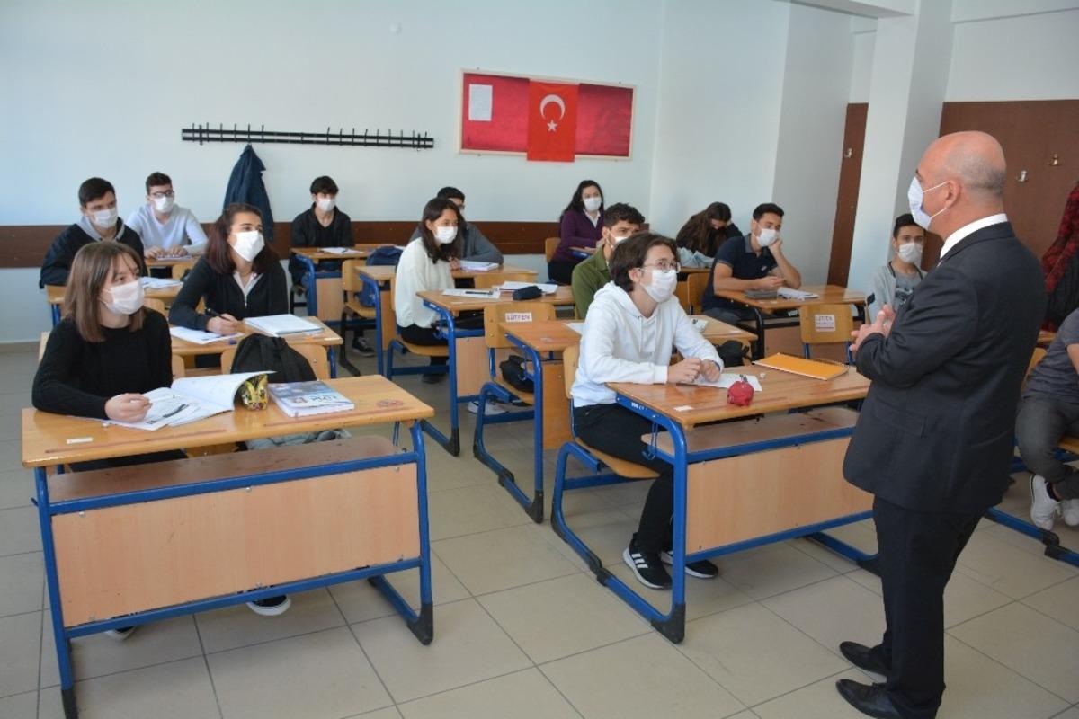 İl Milli Eğitim M&uuml;d&uuml;r&uuml; Cırıt, okullarda pandemi tedbirlerini inceledi