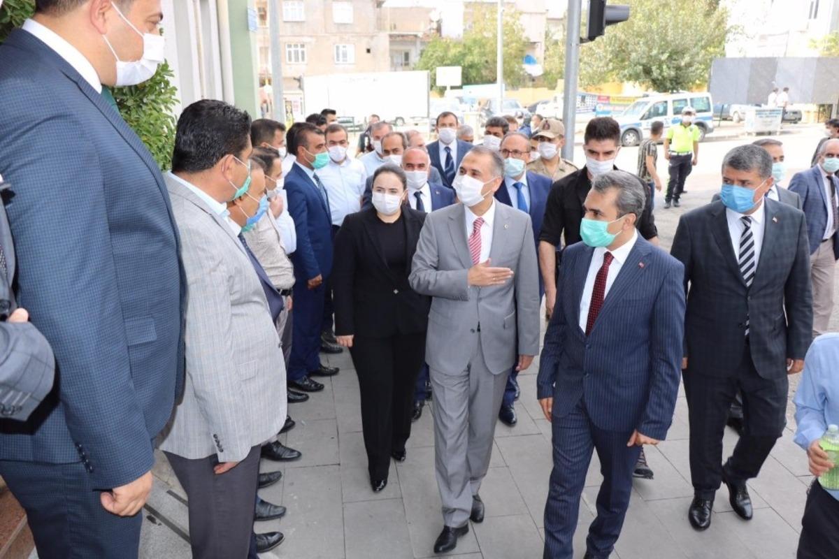 Vali &Ccedil;uhadar, Besni il&ccedil;esinde incelemelerde bulundu