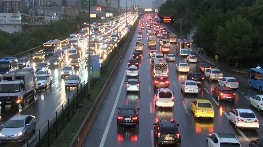 S&uuml;r&uuml;c&uuml;ler dikkat! İstanbul'da trafik yoğunluğu y&uuml;zde 81'e ulaştı