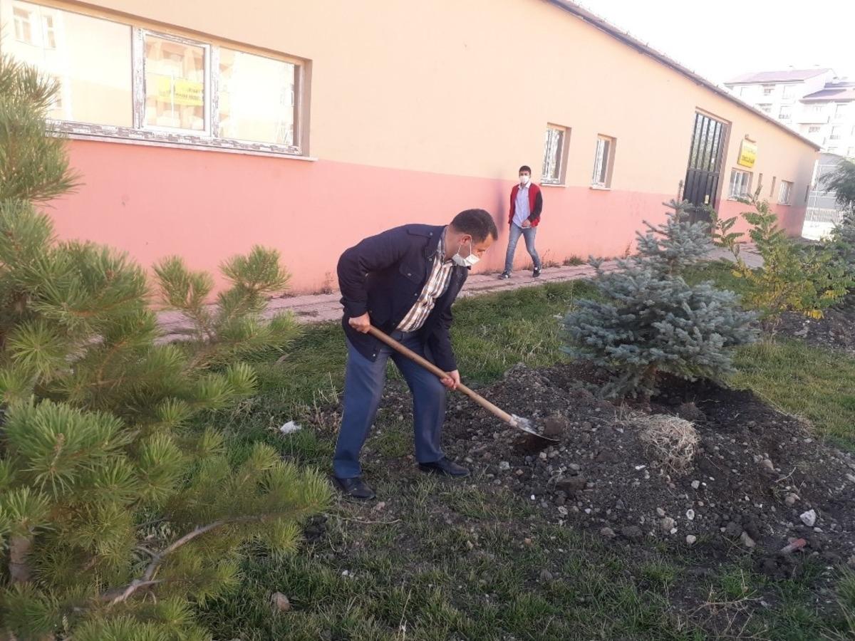 Ağrı&rsquo;da &ouml;ğretmenler okul bah&ccedil;elerinde fidanları toprakla buluşturuyor