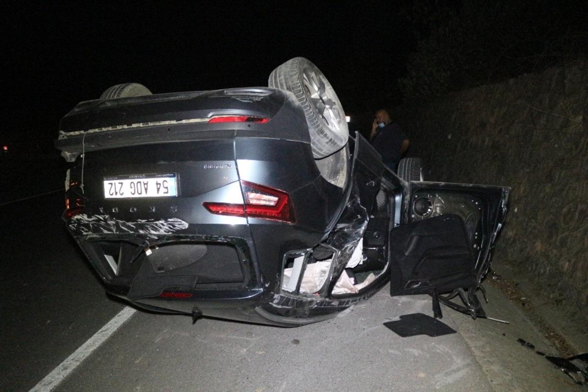 Kavşakta trakt&ouml;rle &ccedil;arpışarak takla atan ara&ccedil;tan sağ kurtuldu