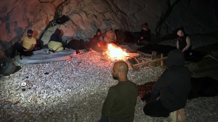 Koyda mahsur kalan sığınmacılar kurtarıldı