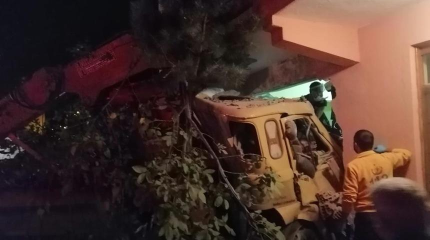 Çorum'da facianın eşiğinden dönüldü! Freni boşalan vinç evin içine girdi