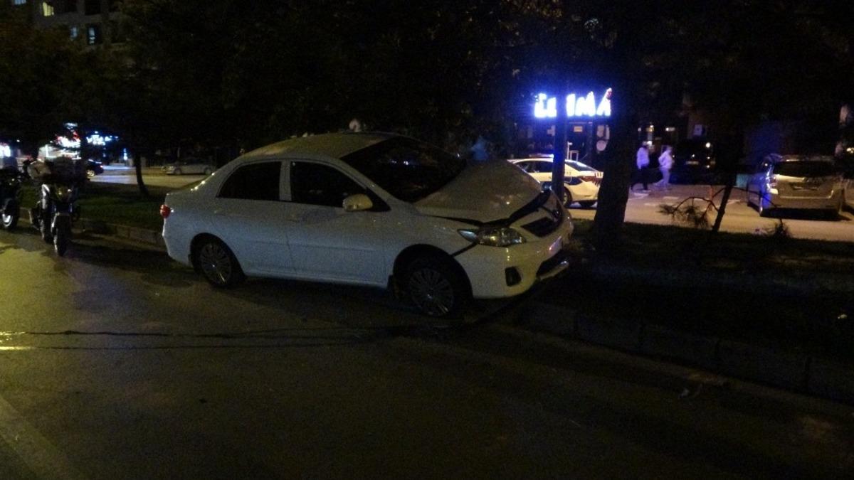 Uşak&rsquo;ta alkoll&uuml; s&uuml;r&uuml;c&uuml; aydınlatma direğini devirdi