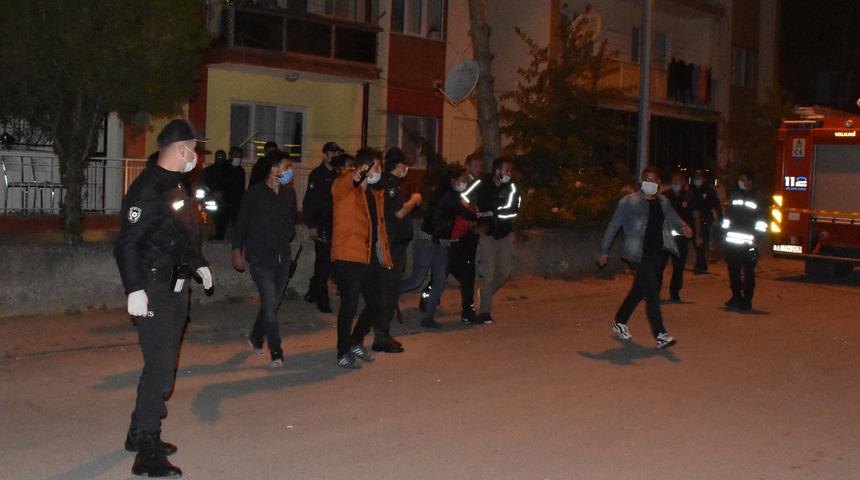 Sivas'ta gergin gece! Ailesi ile tartışan gen&ccedil; eşyaları yaktı, kuzenini rehin aldı