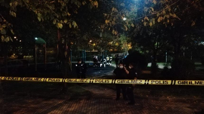 İstanbul'da dehşete d&uuml;ş&uuml;ren olay! 22 yaşındaki gen&ccedil;, &ccedil;ocuk parkında asılı halde bulundu