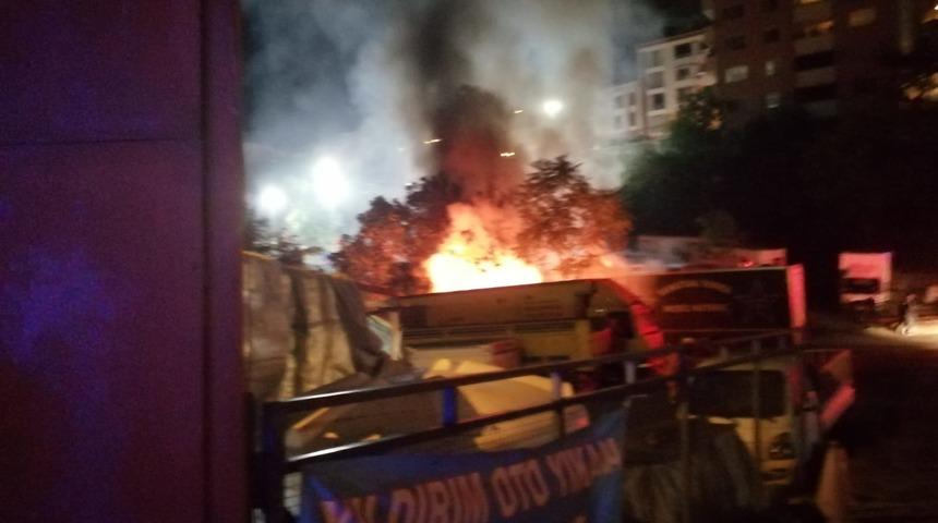 Kağıthane'de otoparktaki dorseler alev alev yandı