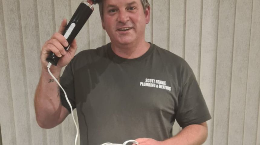 Sa&ccedil; d&ouml;k&uuml;lmesi i&ccedil;in aldı seks oyuncağı &ccedil;ıktı!