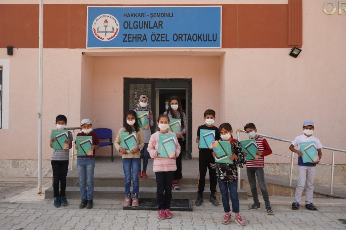 İş adamlar Celal &Ouml;zel ve Sabri &Ouml;zel&rsquo;den &ouml;ğrencilere tablet desteği