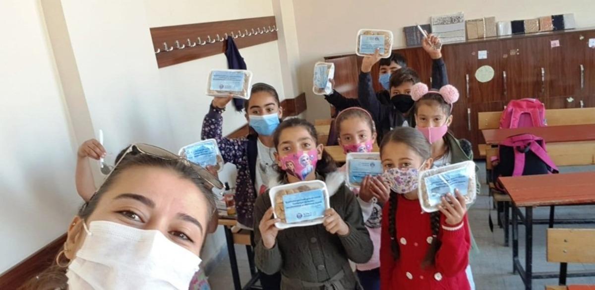 Erzurumlu minik &ouml;ğrenciler incirle tanıştı