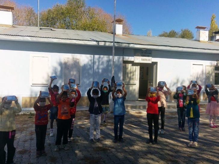 Erzurumlu minik öğrenciler incirle tanıştı G2