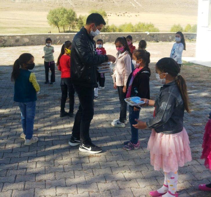 Erzurumlu minik öğrenciler incirle tanıştı G3