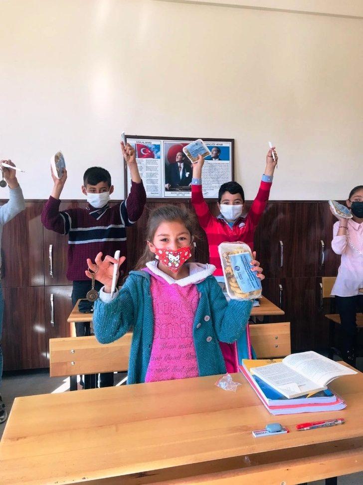 Erzurumlu minik öğrenciler incirle tanıştı G4