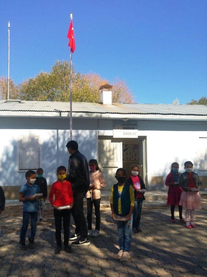 Erzurumlu minik öğrenciler incirle tanıştı G5