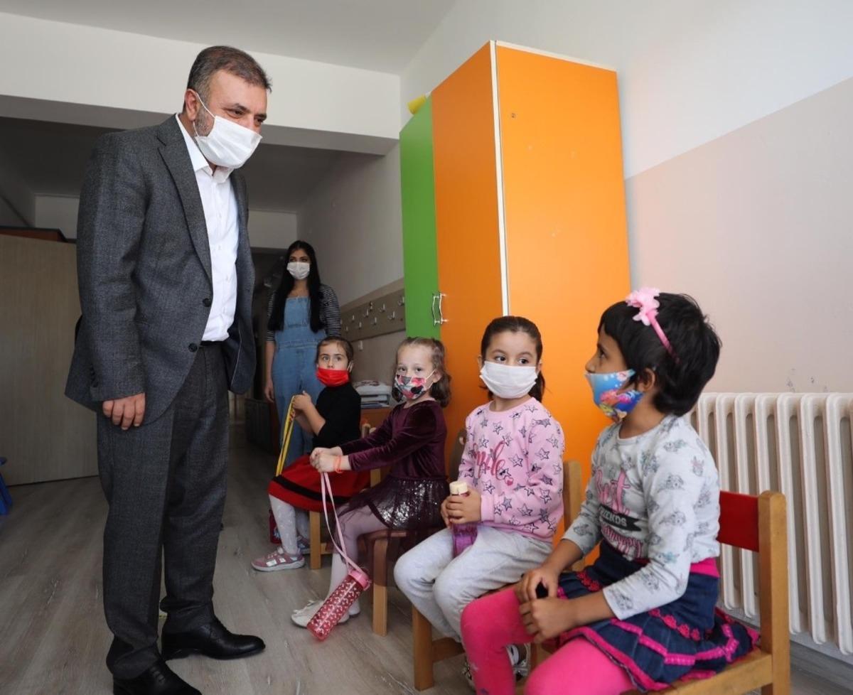 Başkan Ercan &ouml;ğrencilerin okul heyecanına ortak oldu