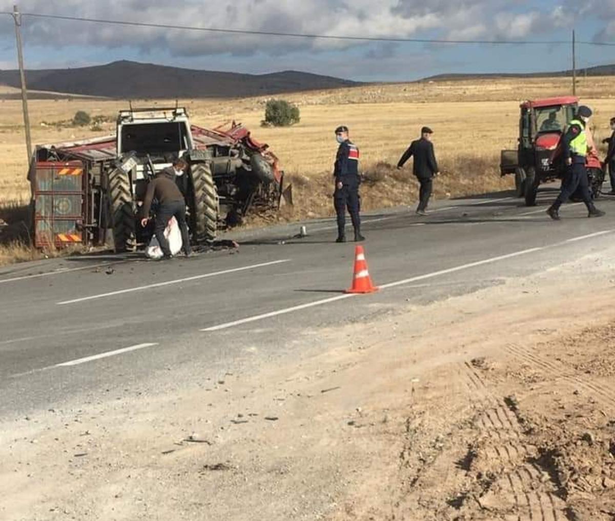Kamyonla &ccedil;arpışan trakt&ouml;r ortadan ikiye b&ouml;l&uuml;nd&uuml;, şans eseri kimse yaralanmadı
