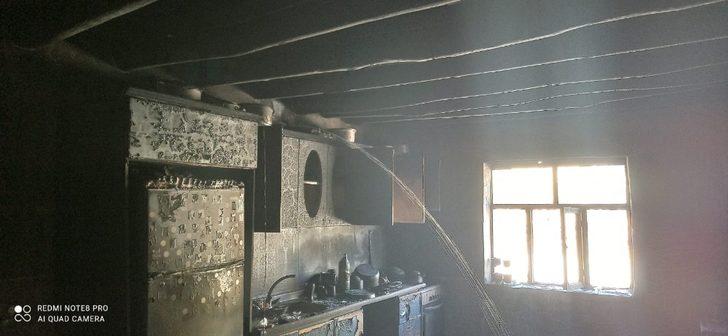 7 nüfuslu Kılıç ailesinin evi tamamen yandı G3