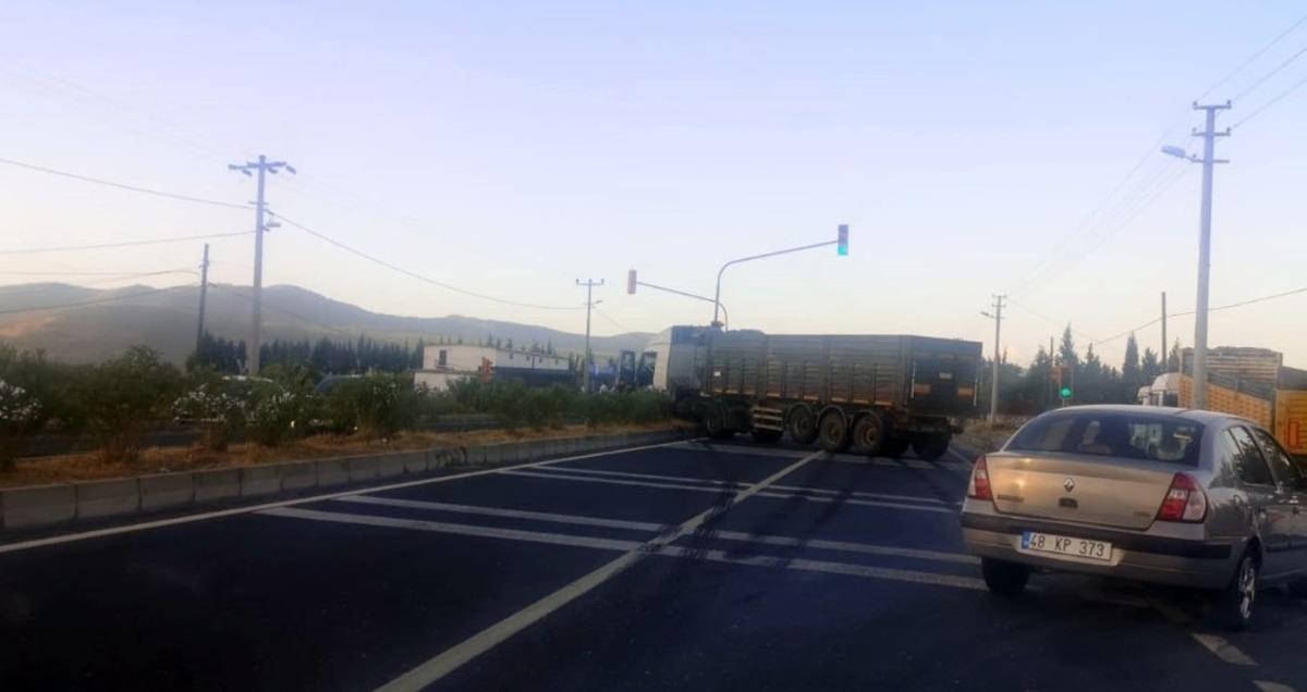 Kontrolden &ccedil;ıkan tır ref&uuml;jde durabildi