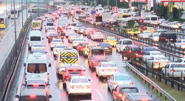 megakentin-trafik-analizi-istanbullular1-saatin-45-dakikasini-trafikte-kaybediyor_4581_dhaphoto4