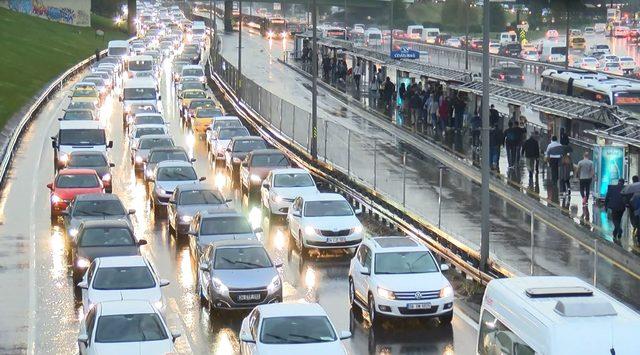 megakentin-trafik-analizi-istanbullular1-saatin-45-dakikasini-trafikte-kaybediyor_4581_dhaphoto1