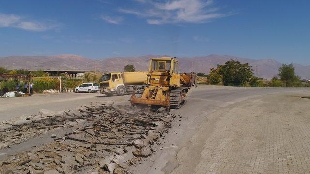 Erzincan-Kemah yolunda yol genişletme çalışmaları başladı