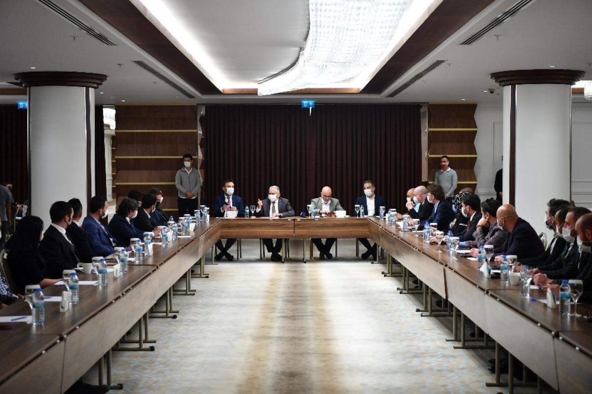 B&uuml;y&uuml;kkılı&ccedil;, "Erciyes Zirvesi"nde yatırımcıları uyardı