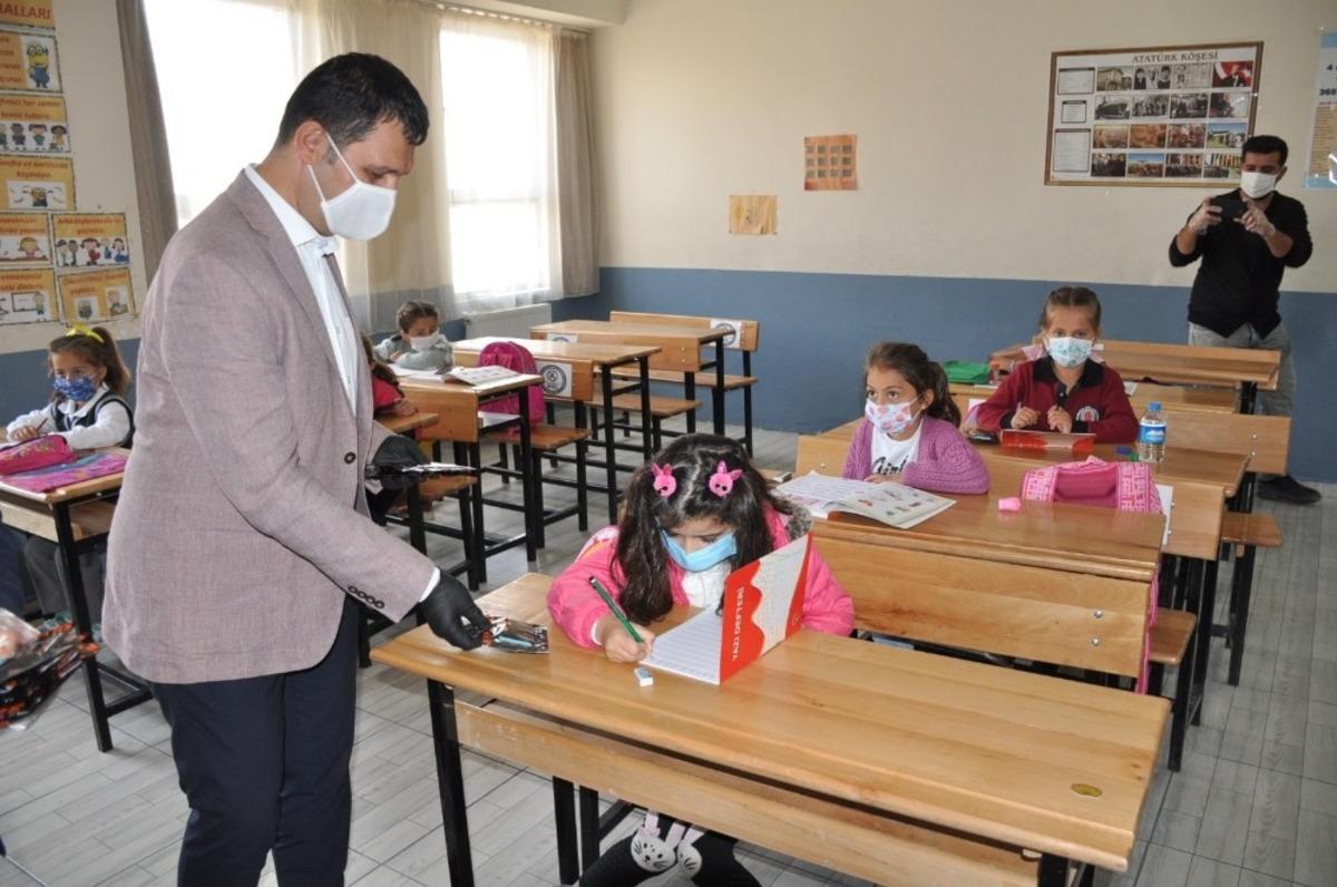 Y&uuml;ksekova&rsquo;daki okullara yıkanabilir 5 bin maske